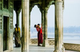 Agra;-Agra-Fort;-Arcades;-Architecture;-Columns;-India;-Jali;-Kaleidos;-Kaleidos-images;-La-parole-à-limage;-Lal-Qila;-Marble;-Mother-and-child;-Mughal;-Musamman-Burj;-Railway-bridge;-River;-Stories-Pictures;-Tarek-Charara;-Terrace;-UNESCO;-Uttar-Pradesh;-World-Heritage;-Yamuna